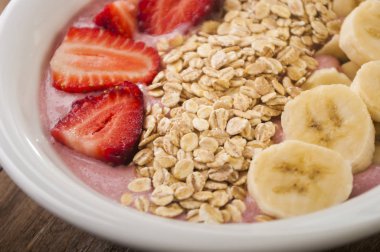 Sağlıklı müsli kahvaltı yoğurt, müsli, çilek ve muz ile