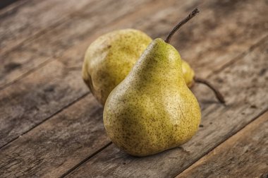 meyve arka plan. eski ahşap üzerine taze organik armut. Armut sonbaharda hasat