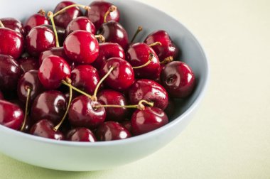 Antika kase kırmızı kiraz