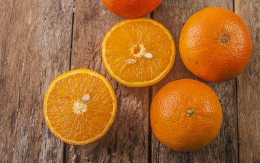 Turuncu meyve yakın kesme ahşap