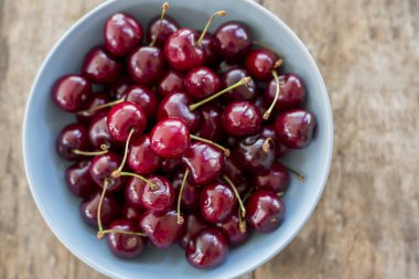 Antika kase kırmızı kiraz