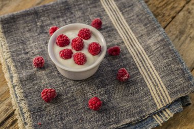 Ahududu ile Yunan yoğurt