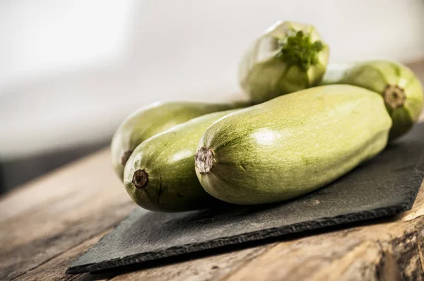 Frische Zucchini auf Holzgrund — Stockfoto