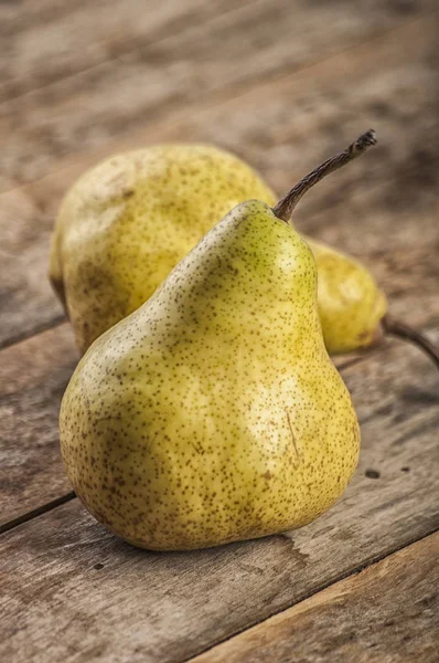 Frukt bakgrund. färska ekologiska päron på gammalt trä. päron höstens skörd — Stockfoto