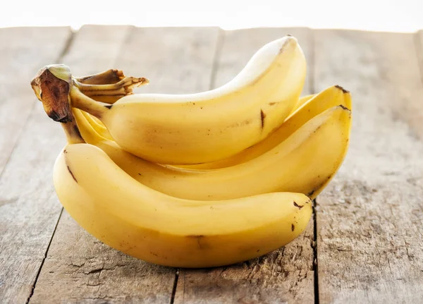 Racimo de plátano sobre fondo de madera — Foto de Stock