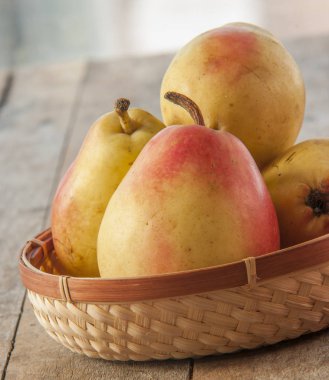 Meyve arka plan. Ahşap üzerine taze organik armut. Armut sonbaharda hasat