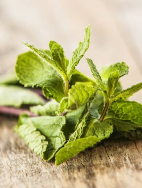 Ahşap arka plan üzerinde yalan taze nane yaprakları. Naneli yeşil tatlılar ve içecekler, gıda için.