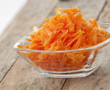 Kabın içinde rendelenmiş havuç