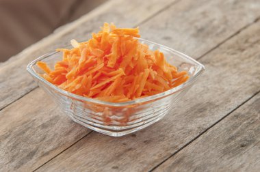 Kabın içinde rendelenmiş havuç