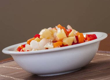 renkli biber ve soğan küp kesilmiş