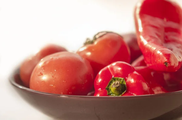 Pimentas Vermelhas Tomates Tigela Close — Fotografia de Stock
