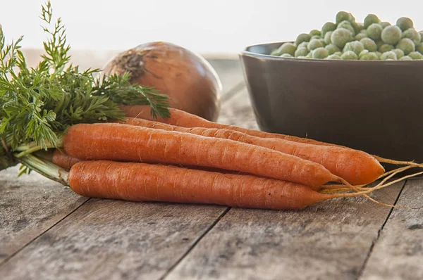 一碗冰冻绿色的豌豆，胡萝卜 — 图库照片