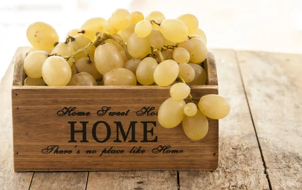 Ahşap arka plan üzerinde taze üzüm