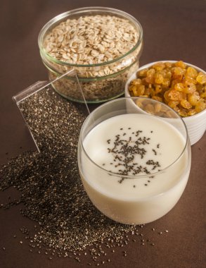 yulaf ahşap kase ve müsli malzemeler