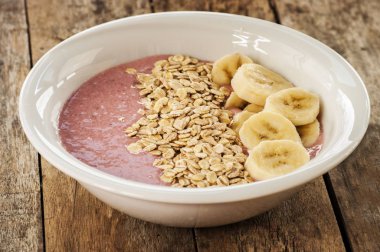 Sağlıklı müsli kahvaltı yoğurt, müsli, çilek ve muz ile