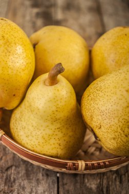 meyve arka plan. eski ahşap üzerine taze organik armut. Armut sonbaharda hasat