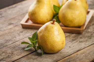 meyve arka plan. eski ahşap üzerine taze organik armut. Armut sonbaharda hasat