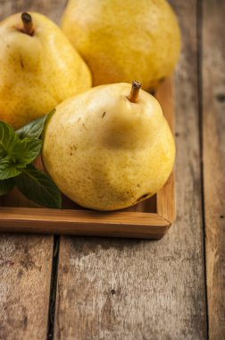 meyve arka plan. eski ahşap üzerine taze organik armut. Armut sonbaharda hasat