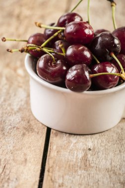 Vişne sepeti / kiraz ağacı dalı / taze kiraz / tatlı kiraz