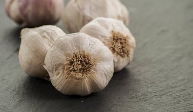 Sarımsak arka plan / sarımsak / sarımsak siyah ahşap arka plan üzerine