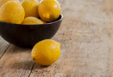 Eski ahşap zemin üzerine limon.