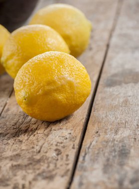 Eski ahşap zemin üzerine limon.
