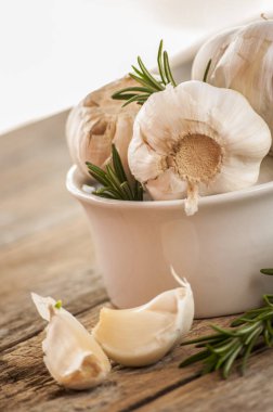 Sarımsak ve biberiye ahşap arka plan üzerinde kapat