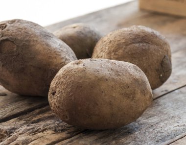 ahşap masa üzerinde patates kapat