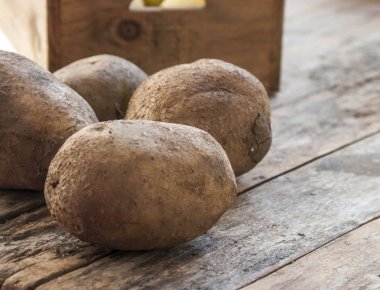 ahşap masa üzerinde patates kapat