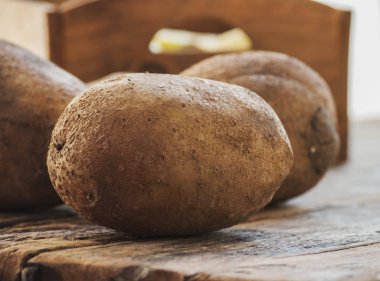 ahşap masa üzerinde patates kapat