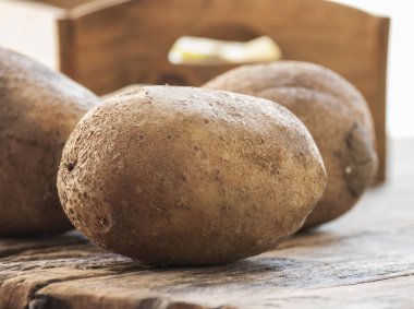 ahşap masa üzerinde patates kapat