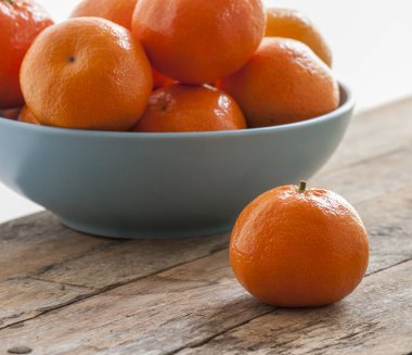 Bir ahşap tahta üzerinde taze mandalina.