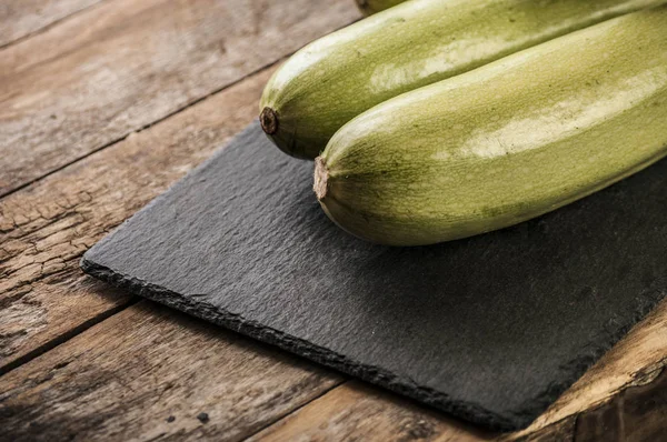Fresh zucchini on wooden background — Stock Photo, Image