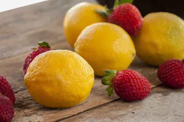 Limon ve çilek, C vitamini kaynağıdır