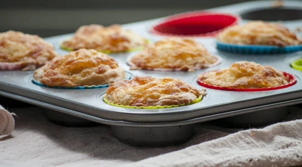 Αλμυρά muffins τυρί και μπέικον στο λευκό — Φωτογραφία Αρχείου