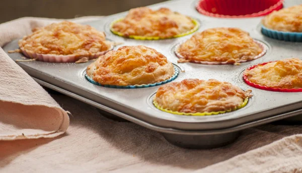 Lezzetli peynir ve domuz pastırması muffins beyaz