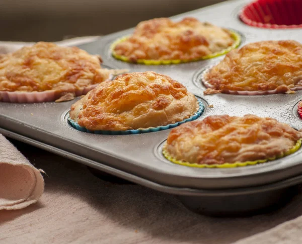 Lezzetli peynir ve domuz pastırması muffins beyaz