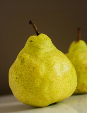 meyve arka plan. eski ahşap üzerine taze organik armut. Armut sonbaharda hasat