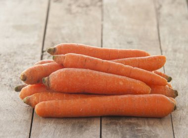 ahşap bir masa üzerinde bir Carrot