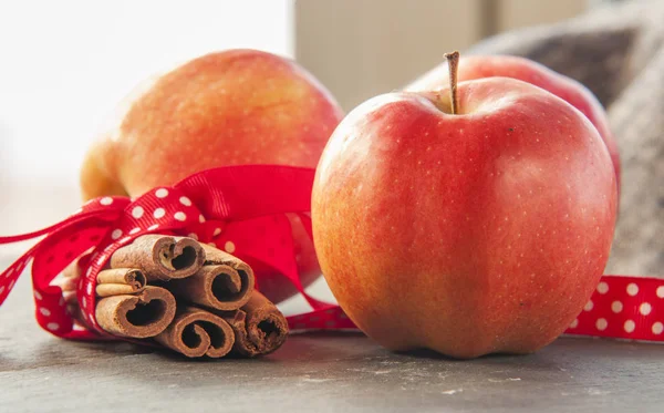 Rote Winteräpfel mit Zimtstangen — Stockfoto