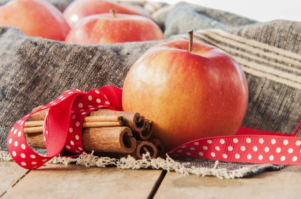 Pommes rouges d'hiver avec bâtonnets de cannelle — Photo