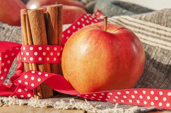 Pommes rouges d'hiver avec bâtonnets de cannelle — Photo