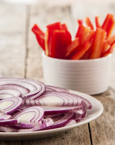 Gesneden rode paprika en rode ui klaar om te koken — Stockfoto