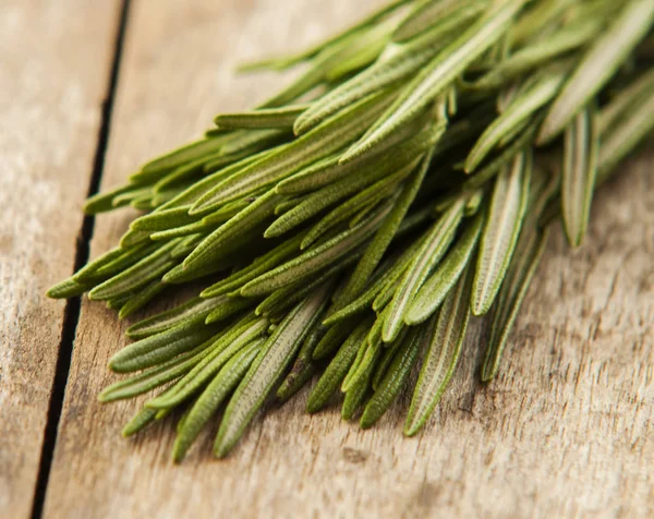 Organiska massa färsk rosmarin på bordet — Stockfoto