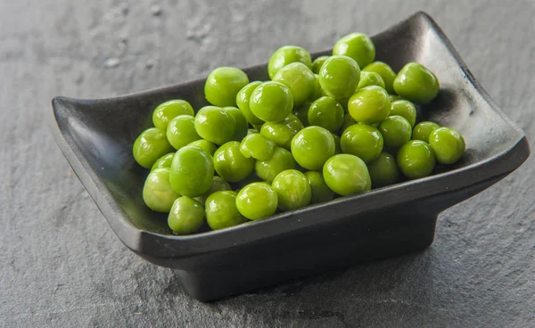 Färska gröna ärtor på nära håll — Stockfoto