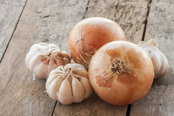 sarımsak ve soğan kesme tahtası üzerinde