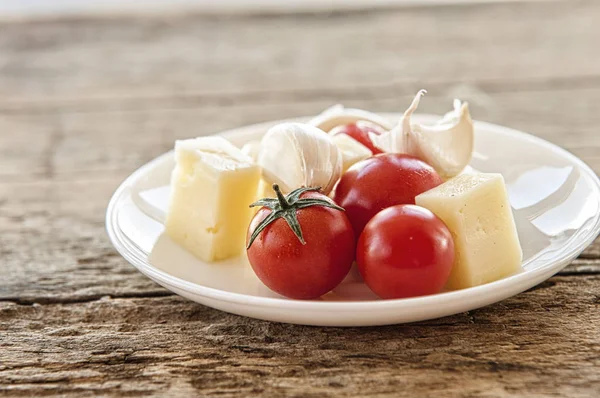 Formaggio italiano con pomodoro e aglio — Foto Stock