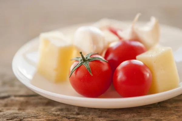 Queso italiano con tomate y ajo —  Fotos de Stock