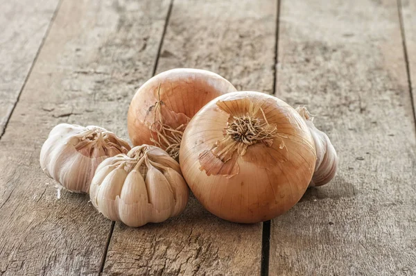 sarımsak ve soğan kesme tahtası üzerinde