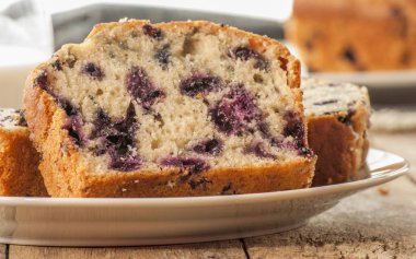 Yaban mersini ile ev pişmiş limonlu kek